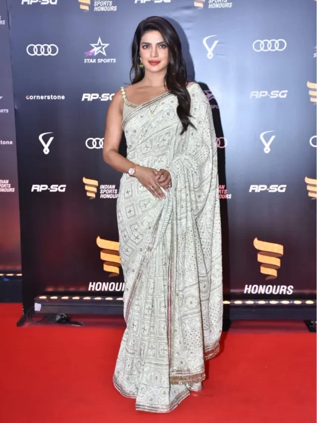 भारत आकर वाइट साड़ी में Priyanka Chopra ने दिखाई अपनी देसी लुक