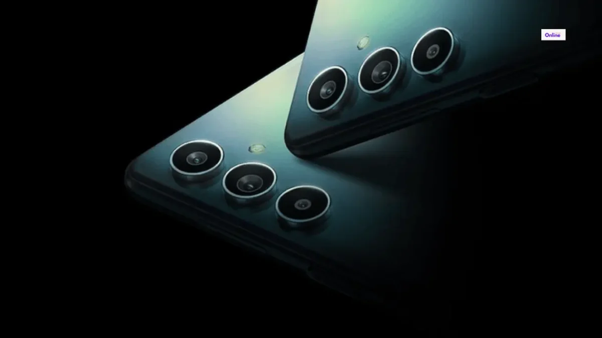 Samsung के इस फोन में तीन रियर कैमरे दिए गए हैं